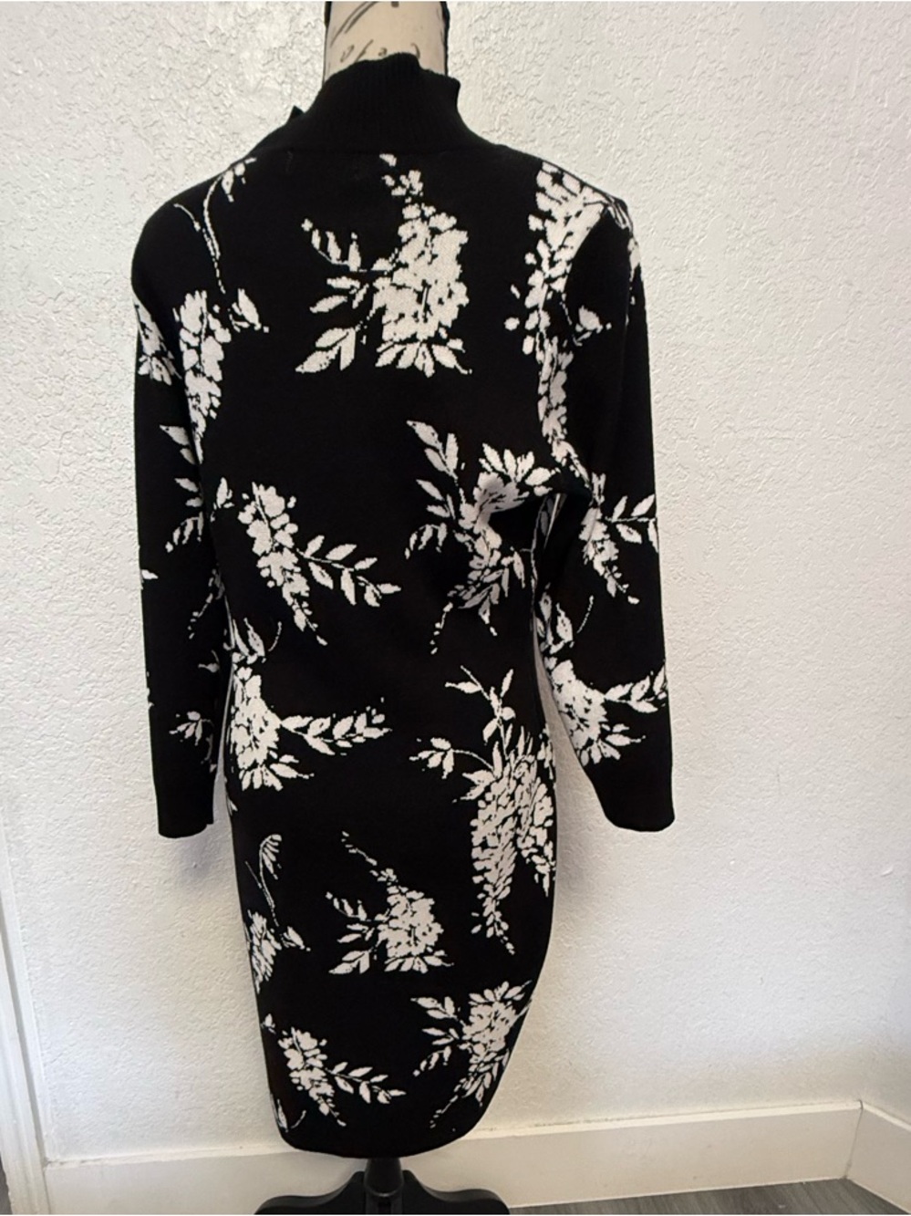 Calvin Klein Black & White Floral Mock Neck Knit Sweater Dress - Size M - Picture 4 of 10